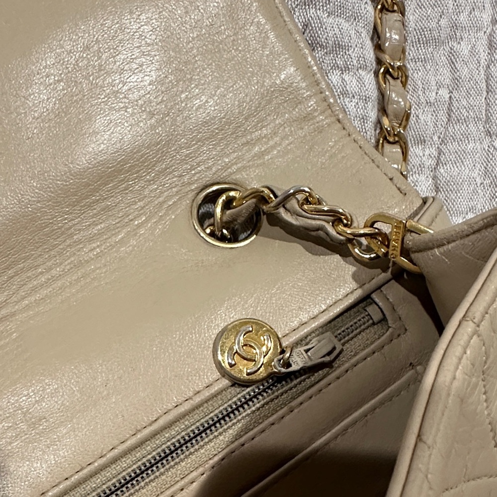 CHANEL Beige Quilted Shoulder Bag with Gold Chain - Picture 10 of 16